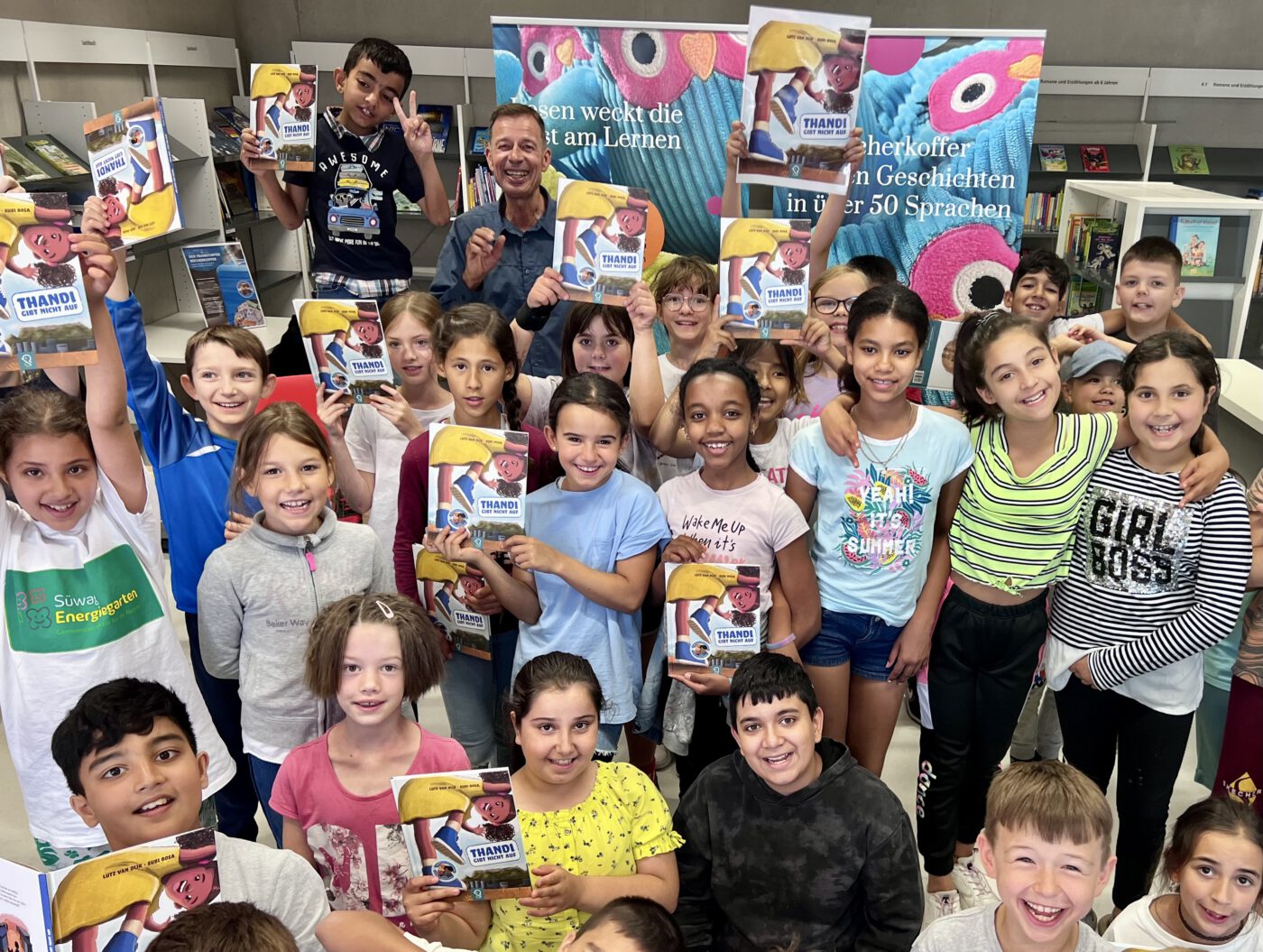 Lesen live! Lutz van Dijk macht mit seinem neuen Kinderbuch Station an zwei Frankfurter Grundschulen
