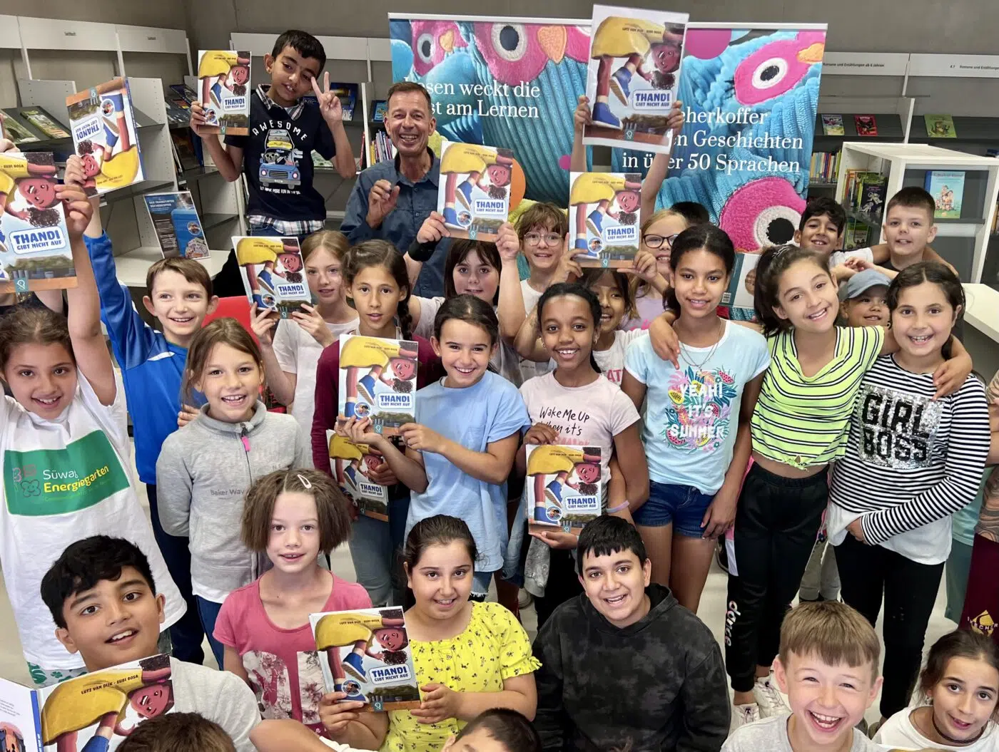 Lesen live! Lutz van Dijk macht mit seinem neuen Kinderbuch Station an zwei Frankfurter Grundschulen