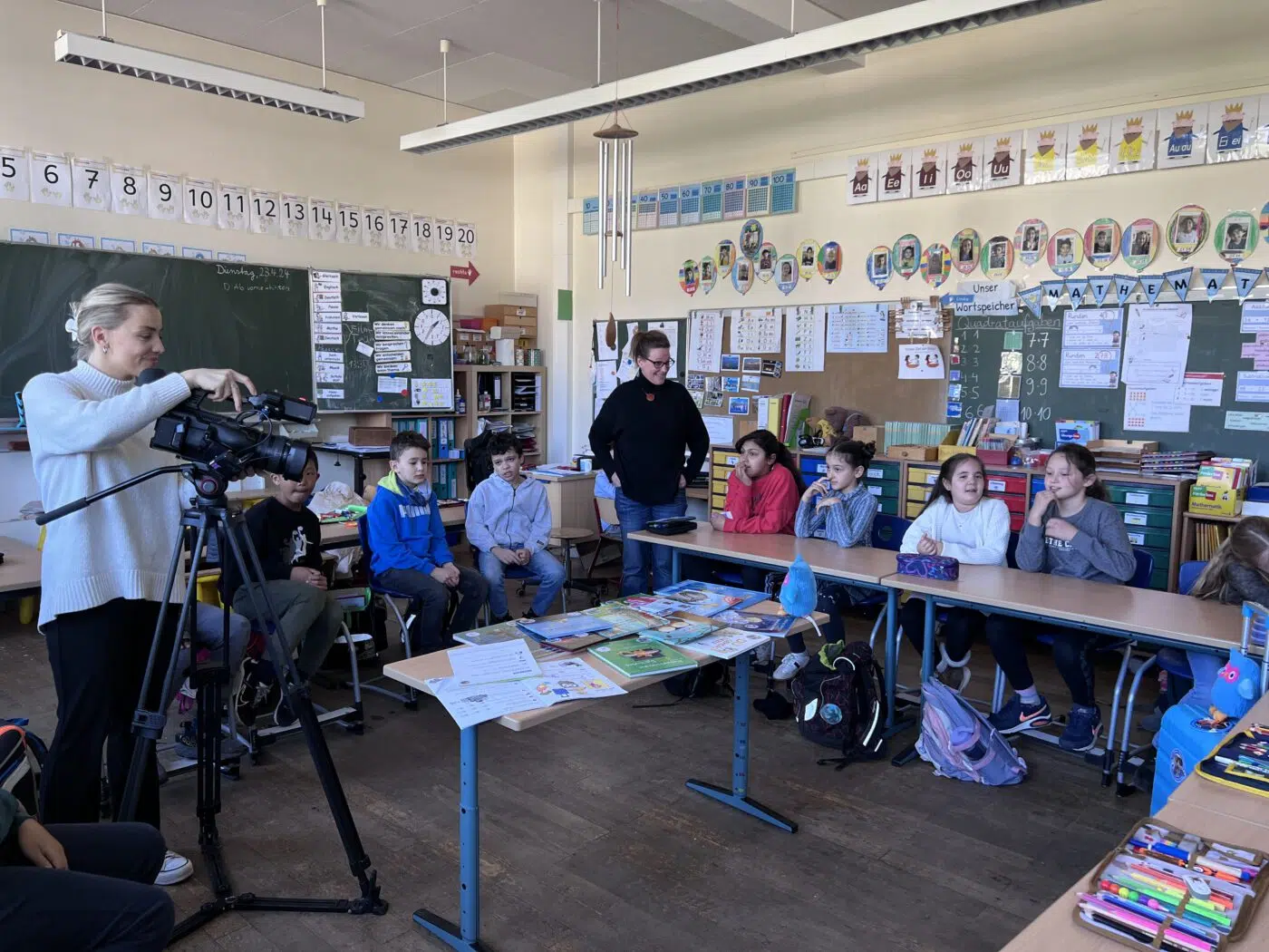 RheinMainTV zu Besuch bei der 3b der Theobald-Ziegler-Schule