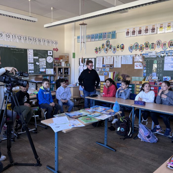 RheinMainTV zu Besuch bei der 3b der Theobald-Ziegler-Schule