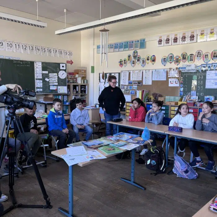 RheinMainTV zu Besuch bei der 3b der Theobald-Ziegler-Schule