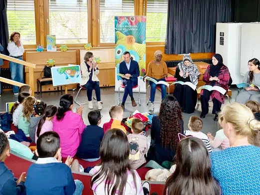 50 Sprachen, ein Ziel: Leseförderung für alle – OB Mike Josef besucht Projektschule des Frankfurter Bücherkoffers